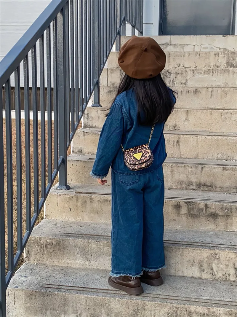 حقيبة كتف للأطفال للجنسين على الطراز الكوري، حقيبة كروس صغيرة عصرية بطبعة الفهد، حقيبة أطفال جديدة بحزام سلسلي.