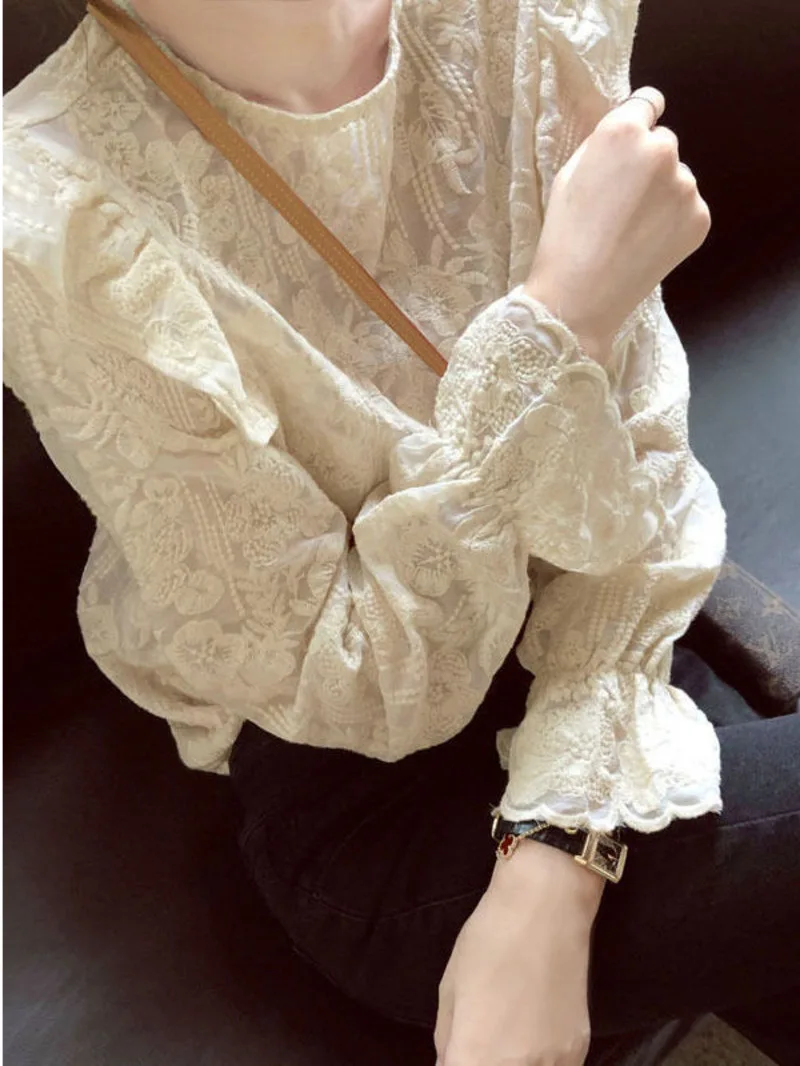 

Fashionable Flare Sleeves Lace Top for Womens 2024 Fashion Spring and Autumn Season New Vintage Sweet Long sleeved Lace Top LTZH