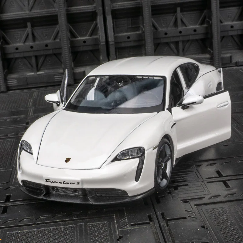 

Модель автомобиля из титанового сплава Bburago 1:24 подходит для коллекции и которые можно подарить в качестве подарка на день рождения для детей