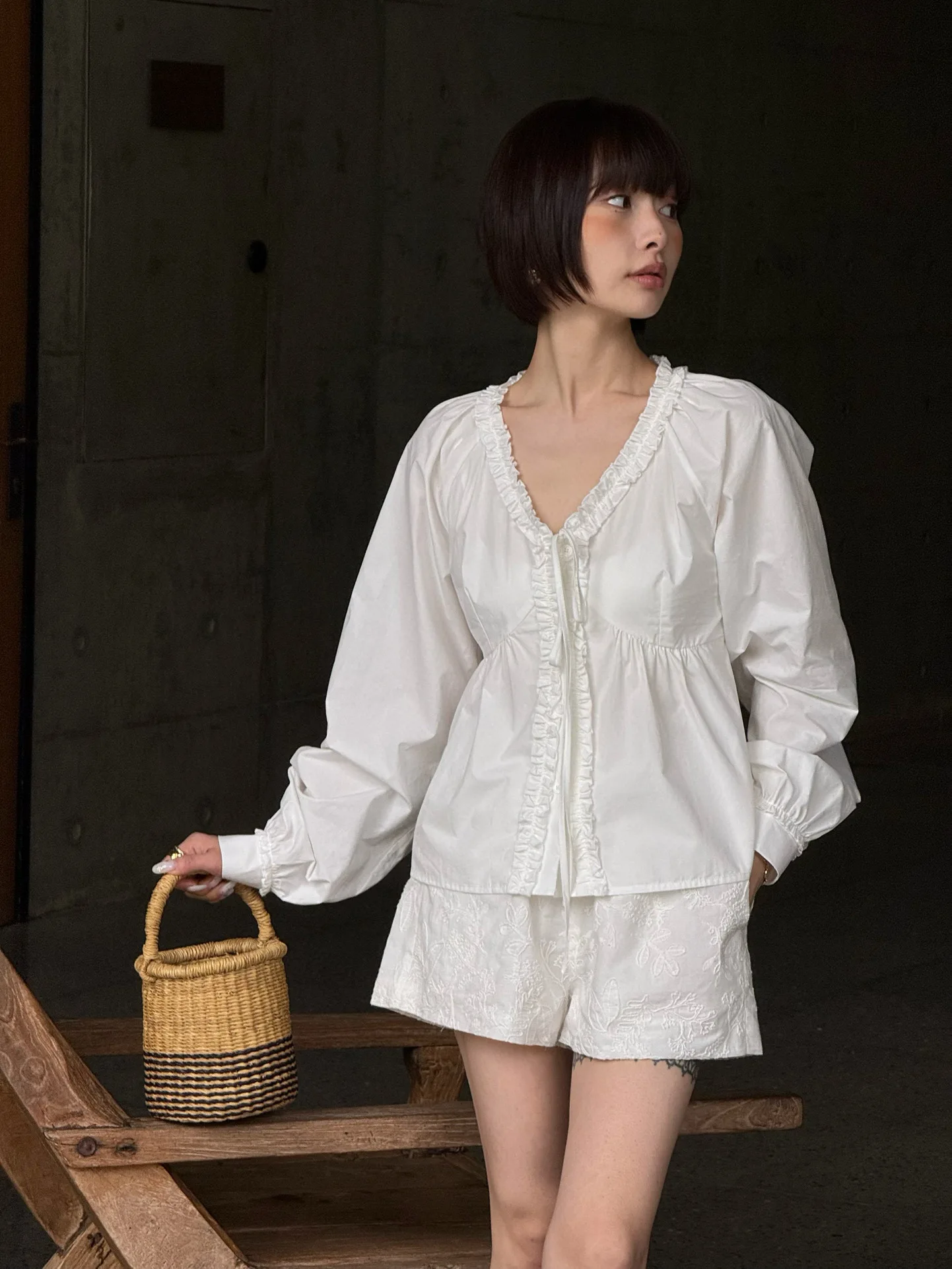 

Блузка Monkey Studio Bellflower Mist с V-образным вырезом, рюшами и поясом, приталенная, с длинными рукавами-фонариками, свободного кроя, из хлопка, во французском стиле