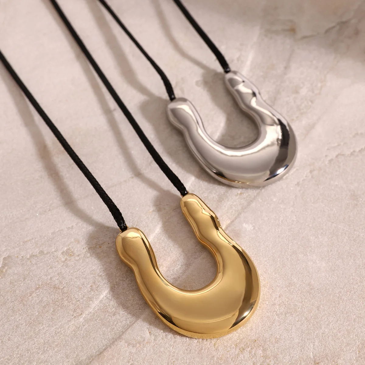 

Ladies Stainless Steel U Shape Pendant Necklace Clavicle Chain