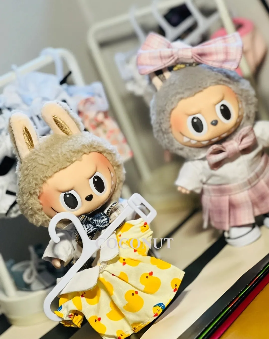 

Крихкая вешалка для одежды Labubu — функциональный миниатюрный аксессуар для одежды для кукол 17 см