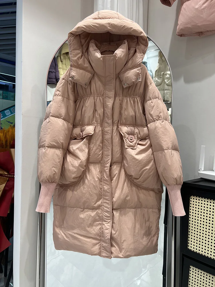 Piumino alla moda da donna 2025 nuovo piumino d'anatra bianco allentato con cappuccio spesso da media a lunga tasca grande maniche lavorate a maglia