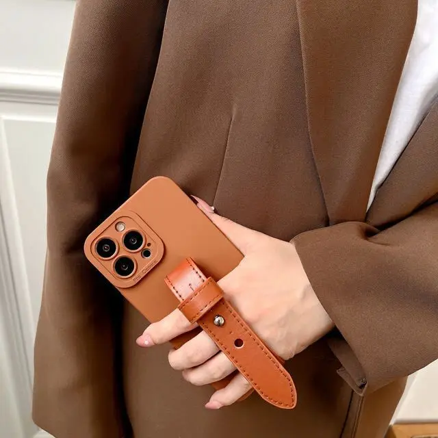 IG KOL PU معصمه حامل جراب هاتف آيفون 16 15 14 13/12/11 بروماكس XS 78P XR SE2/3 6s غطاء كامل الجلد قذيفة حماية الجسم