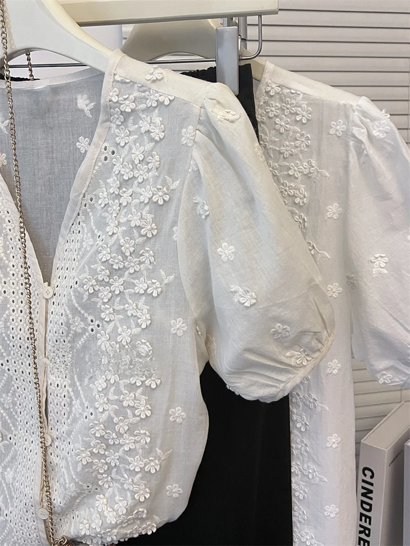Retro Elegant Sweet Chic Lace Embroidery Hook Flower V-neck Short Sleeve Shirt Women Gentle Style Top Female Fashionable