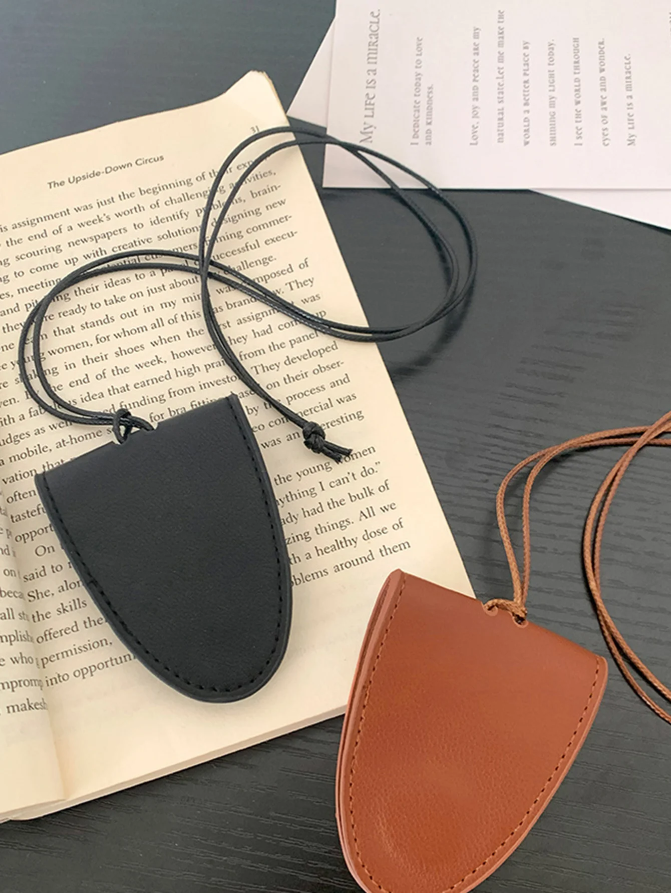 MIYIN Tragbare Brillen-Aufbewahrungstasche zum Umhängen, Anhänger aus PU-Leder, Reise-Sonnenbrillen-Magnettasche, Zubehör für Männer und Frauen – Detail 12