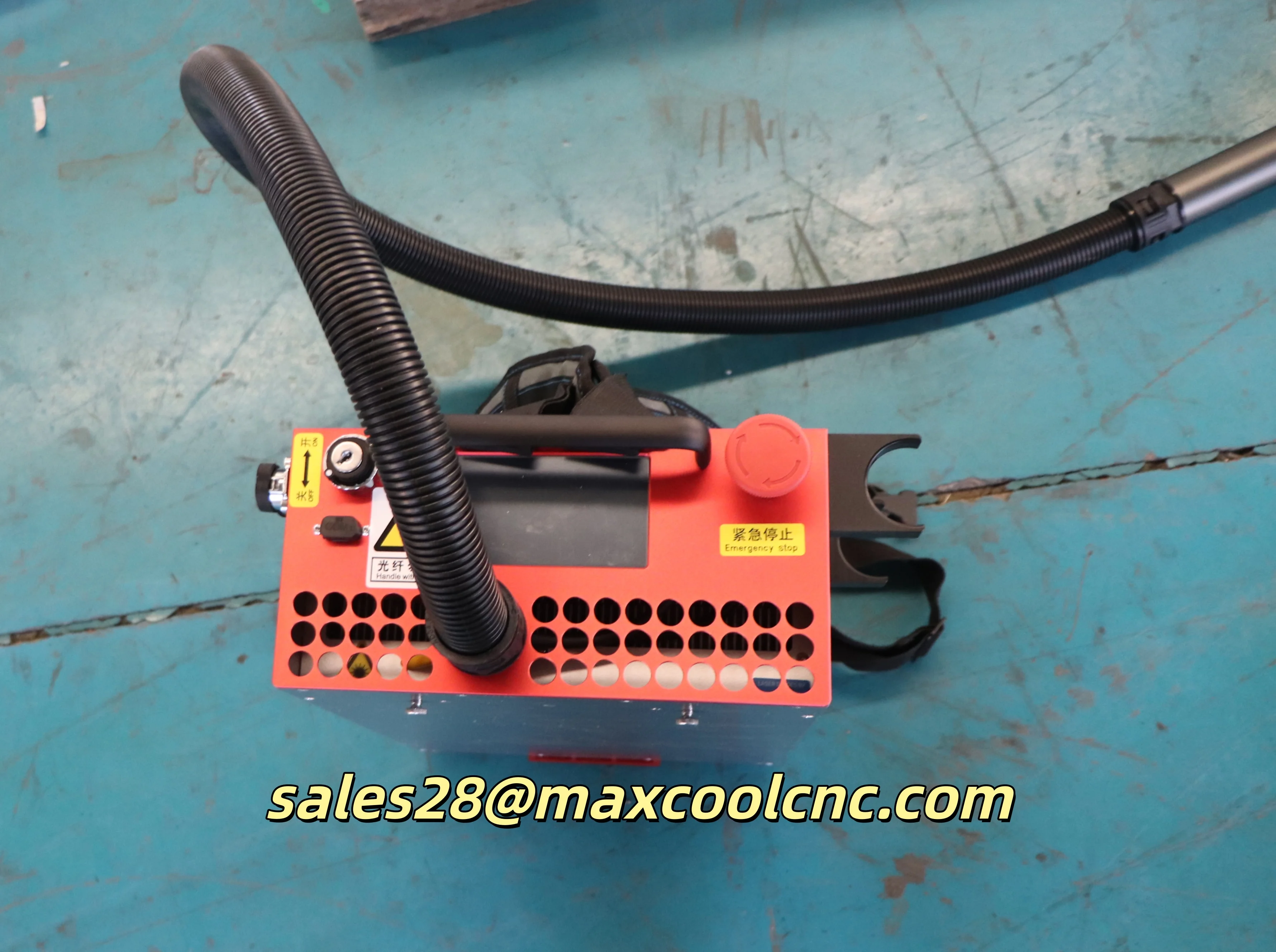 Macchina per Pulizia Laser Maxcool 100w 200w 300w Opzionale, Raffreddamento ad Aria, Rimozione Ruggine e Vernice per Metalli