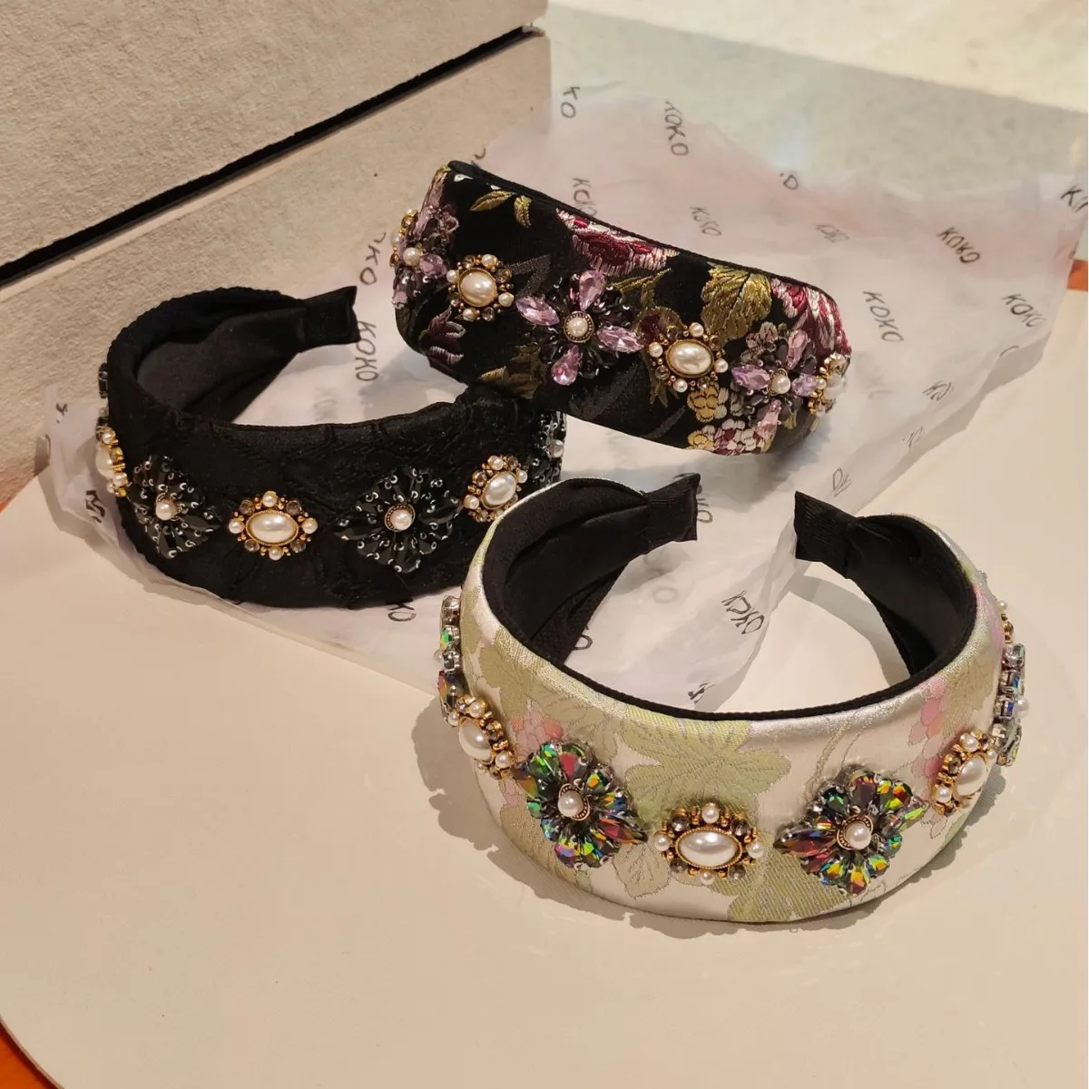 

New Retro Embroidered Rhinestone Flower Headband Light Luxury High-end Hair Accessory