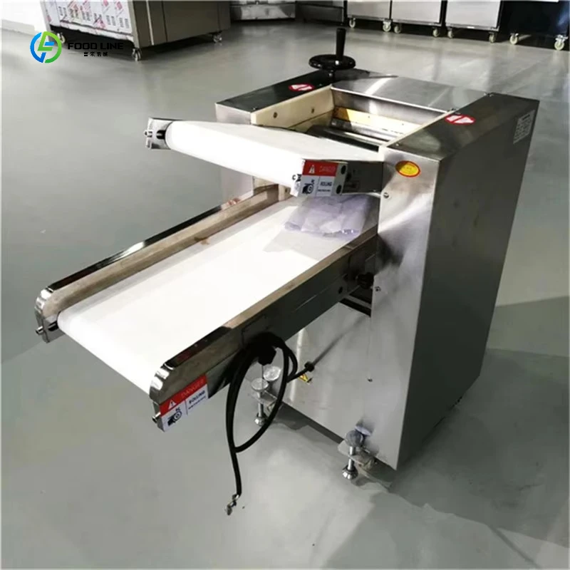 Piccola pressa per pasta per pizza e farina in acciaio inossidabile Nuova condizione per appiattire la sfogliatrice per pasta di grano