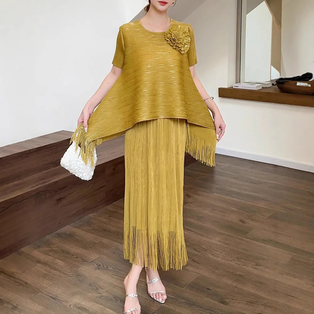 

Miyake Style Pleated Fashionable Gold Stamping Suit for Women 2025 Summer New Round Neck Top Tassel Skirt Two-piece Set