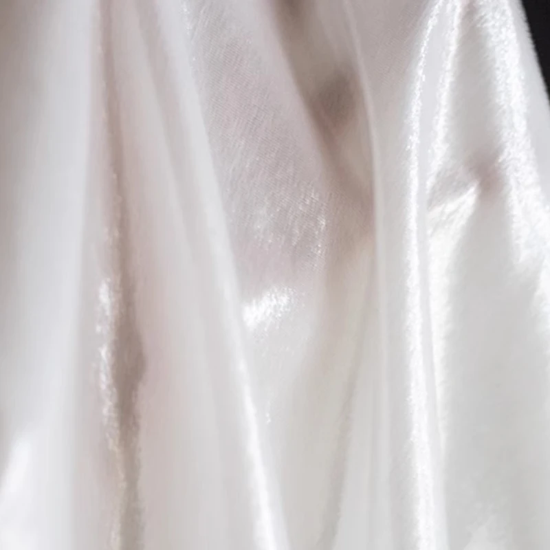 

Белая блестящая игольная перфорированная бархатная ткань, гладкая драпировка, тонкая полосатая текстура, высококачественный дизайнерский материал одежды