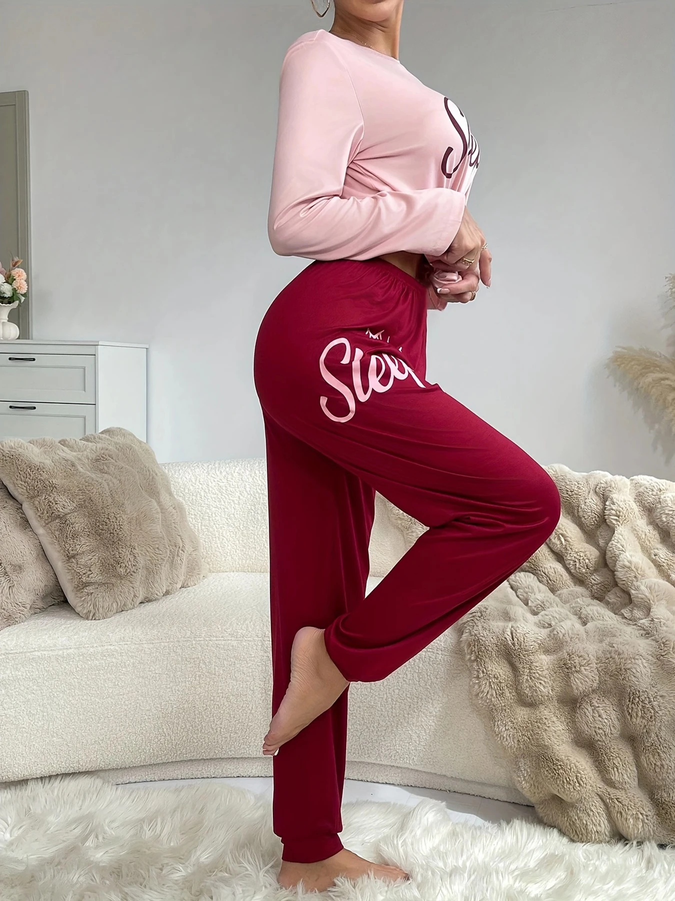 طقم مكون من قطعتين من السراويل الطويلة النسائية ذات الأكمام الطويلة المطبوعة بحروف لجميع المواسم (الربيع والصيف والخريف والشتاء) للارتداء المنزلي و