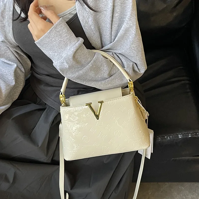 Дизайнерский стиль! Летняя женская сумка из лакированной кожи 2025 года — текстурированная сумка через плечо премиум-класса с тиснением букв