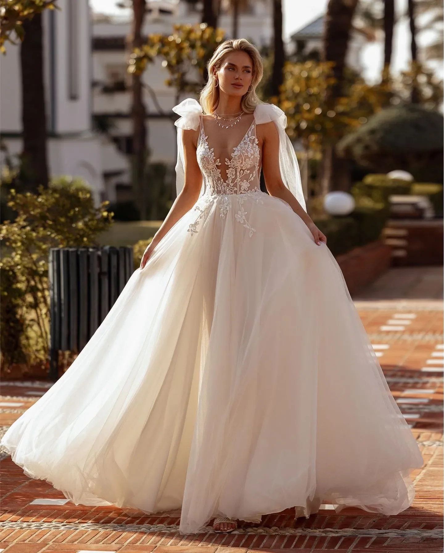 Sexy glamorous A-line wedding dress Bow Tie V-neck Sleeveless Princess Bohemian Bridal Dress Crepe tulle lace applique dress