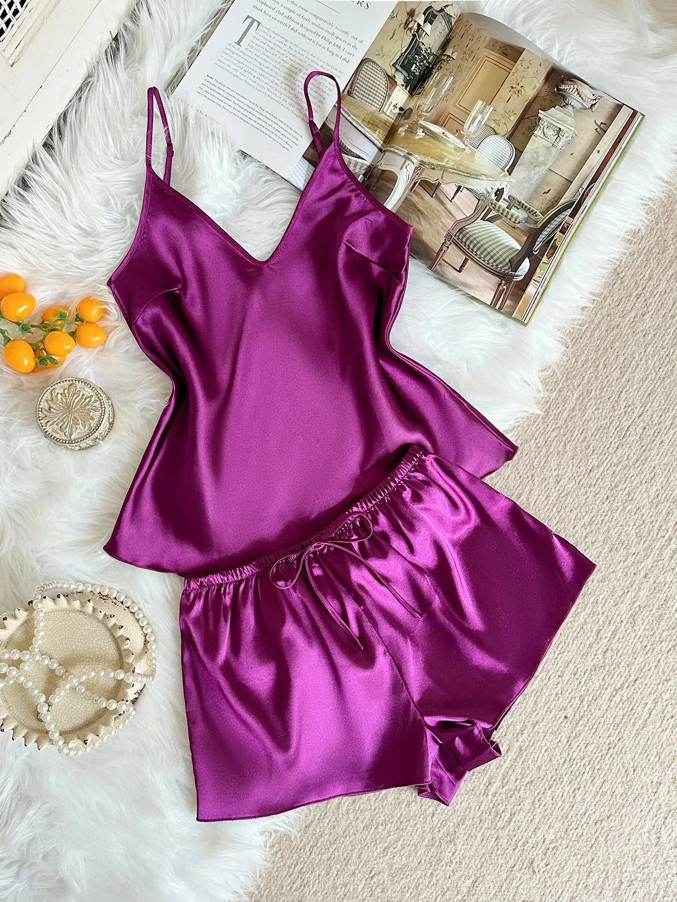 

Элегантный комплект для сна из сатина: топ с глубоким V-образным вырезом и шорты для женщин