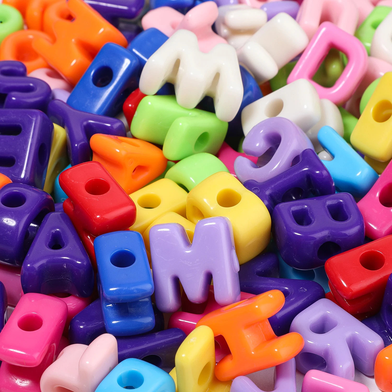 100 g Acryl-Alphabetperlen, Buchstaben von A bis Z, große Öffnung, lose Perlen zum Basteln von Schmuck, Armbändern und Schlüsselanhängern. – Detail 4