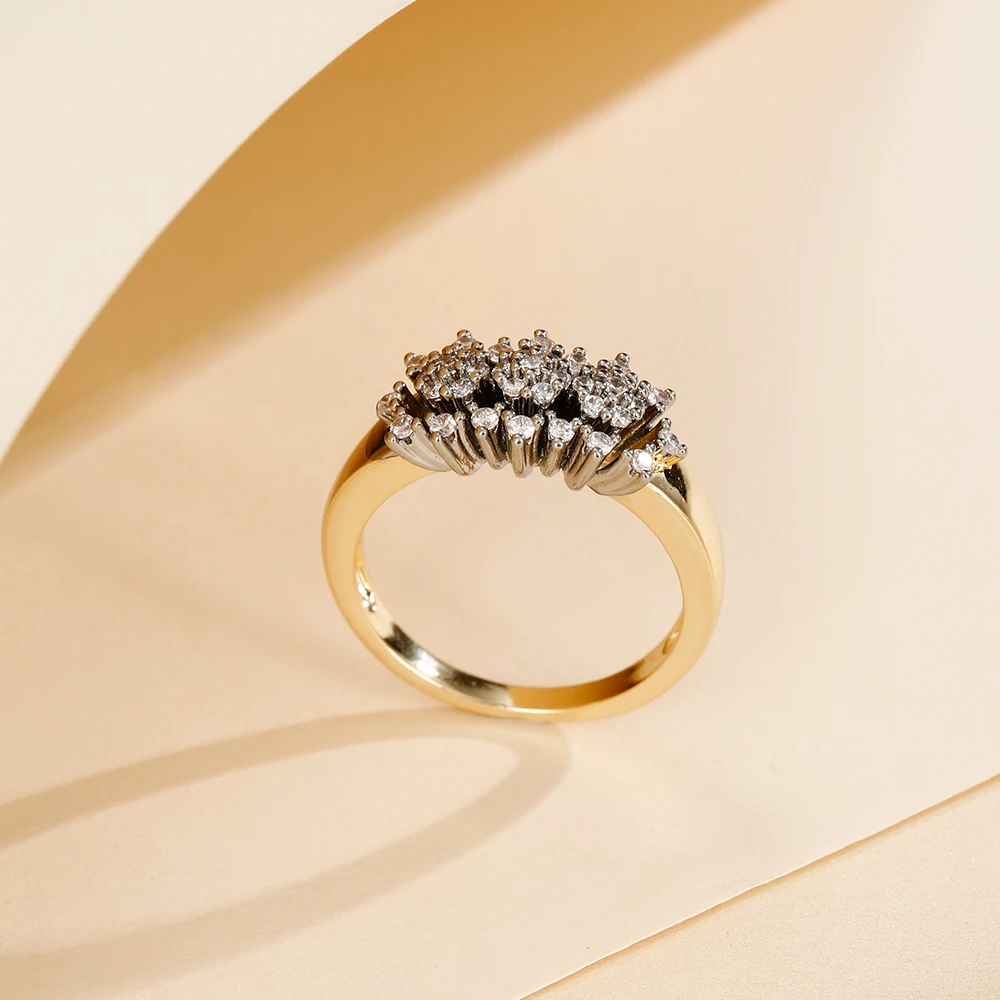 Französische, leicht luxuriöse, fächerförmige Zirkon-Ohrringe und -Ringe, zweifarbiges Set, kupferbeschichtet, 14K Gold, Accessoires für den Arbeitsplatz und Bankette. – Detail 7