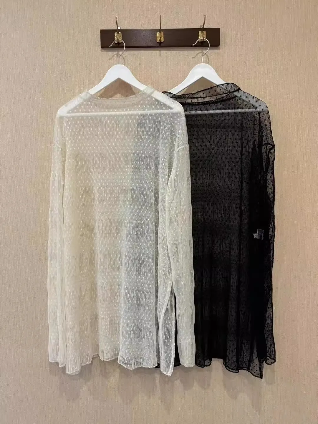 Dongda Gate Spring 2026 New Style Age-Defying Layered Lace Long Sleeve Base Top Women's Fashion Commute round Dot Pattern