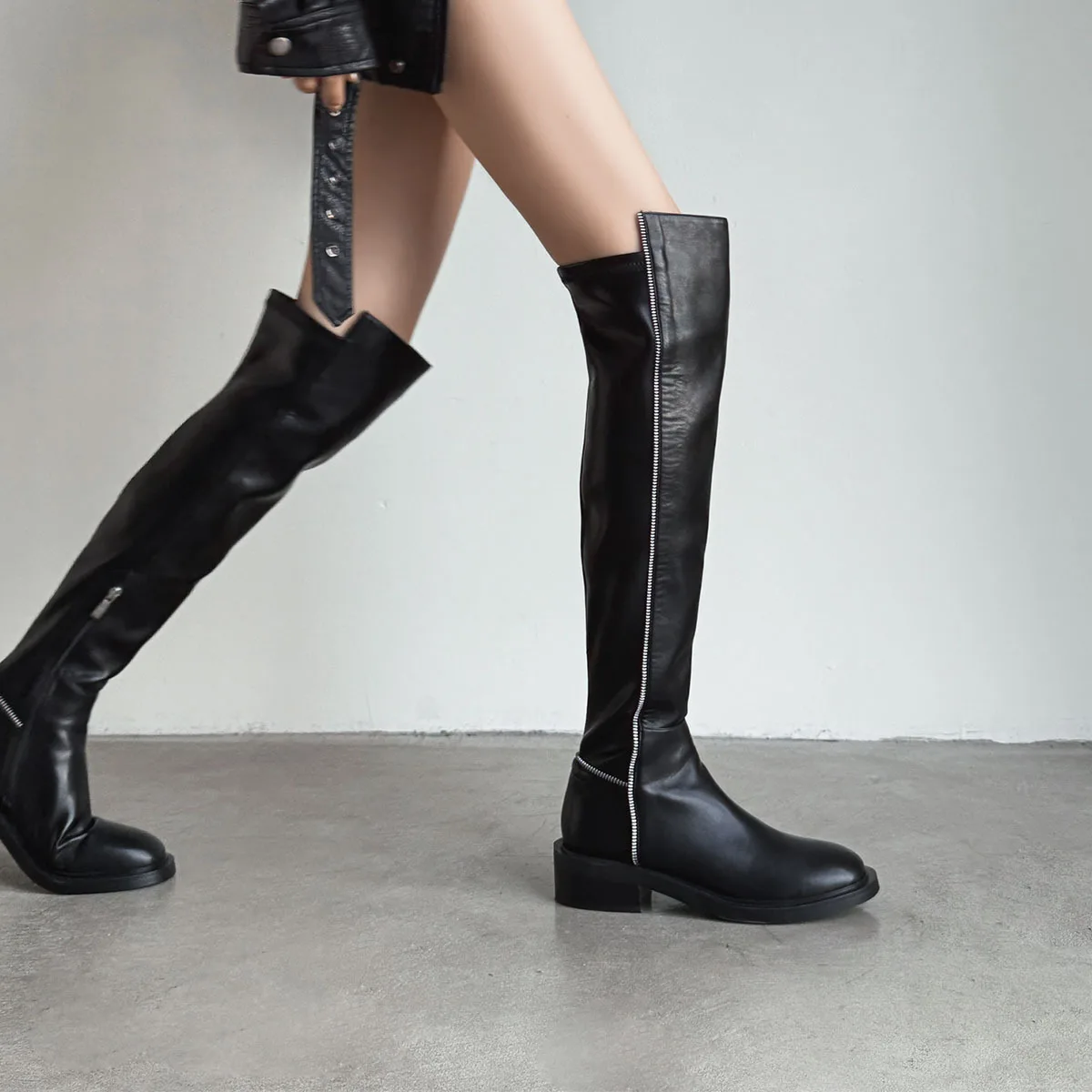 

Arden Furtado Осенние узкие сапоги из эластичной ткани с круглым носком и боковой молнией Средний каблук Сапоги выше колена Женские сапоги большого размера