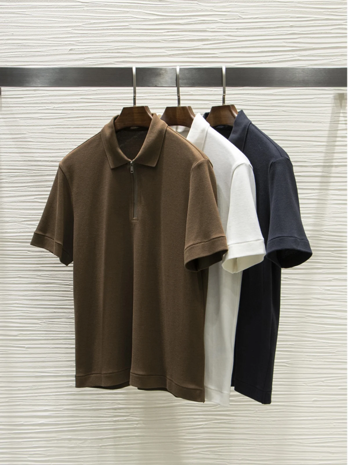 

Мягкая, приятная к телу футболка из смесовой ткани модал-шерсть, летняя, свободного кроя, с воротником, в деловом повседневном стиле, с коротким рукавом