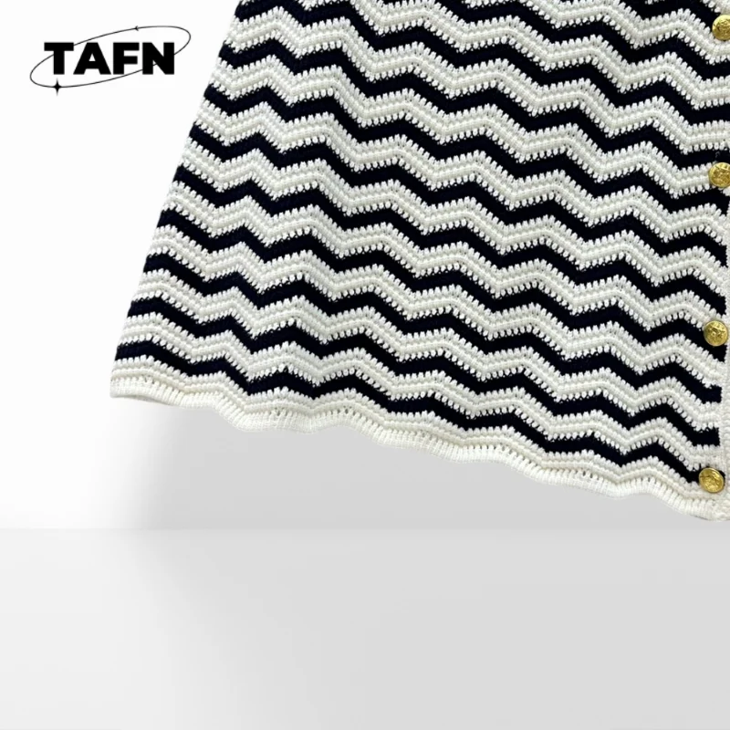 تنورة صيفية محبوكة بنمط مموج باللونين الأبيض والأسود: مجموعة تنورة نسائية كاجوال مع TopAG3119 عصري