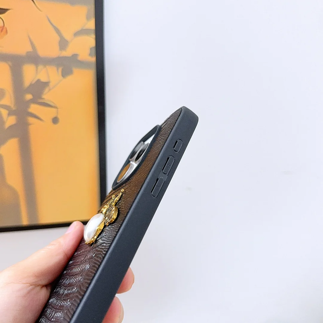 Funda de cuero PU de abeja perla 3D de Animal Retro de lujo para iPhone 17 16 15 14 Funda de teléfono 13 12 11 Pro MAX Funda trasera dura a prueba de golpes
