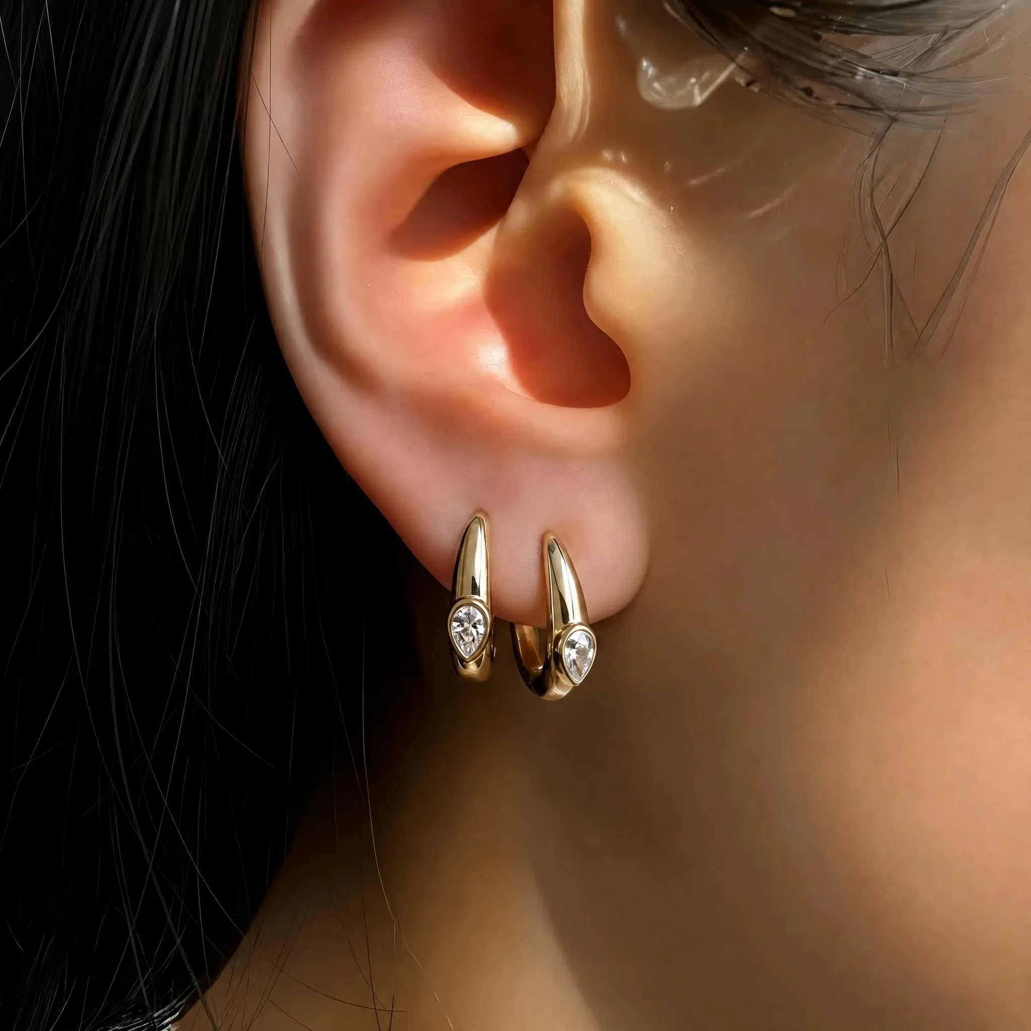 Moonmory Einzigartiges Design Luxusmarken Messing Huggie Creolen für Damen Minimalistisch 5A Birne Marquise Oval 18K Vergoldete Ohrringe – Detail 16