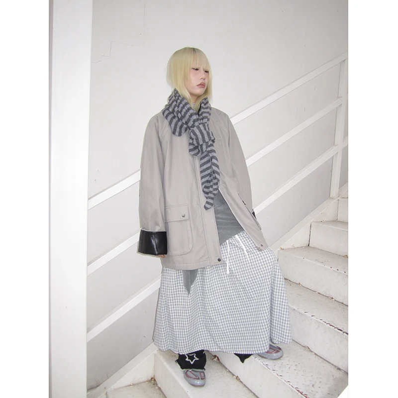 

Новая осенняя женская куртка в корейском ретро-стиле: свободный крой, цветные блоки, кожаные и хлопковые вставки, прямой силуэт, длинный рукав, повседневная верхняя одежда