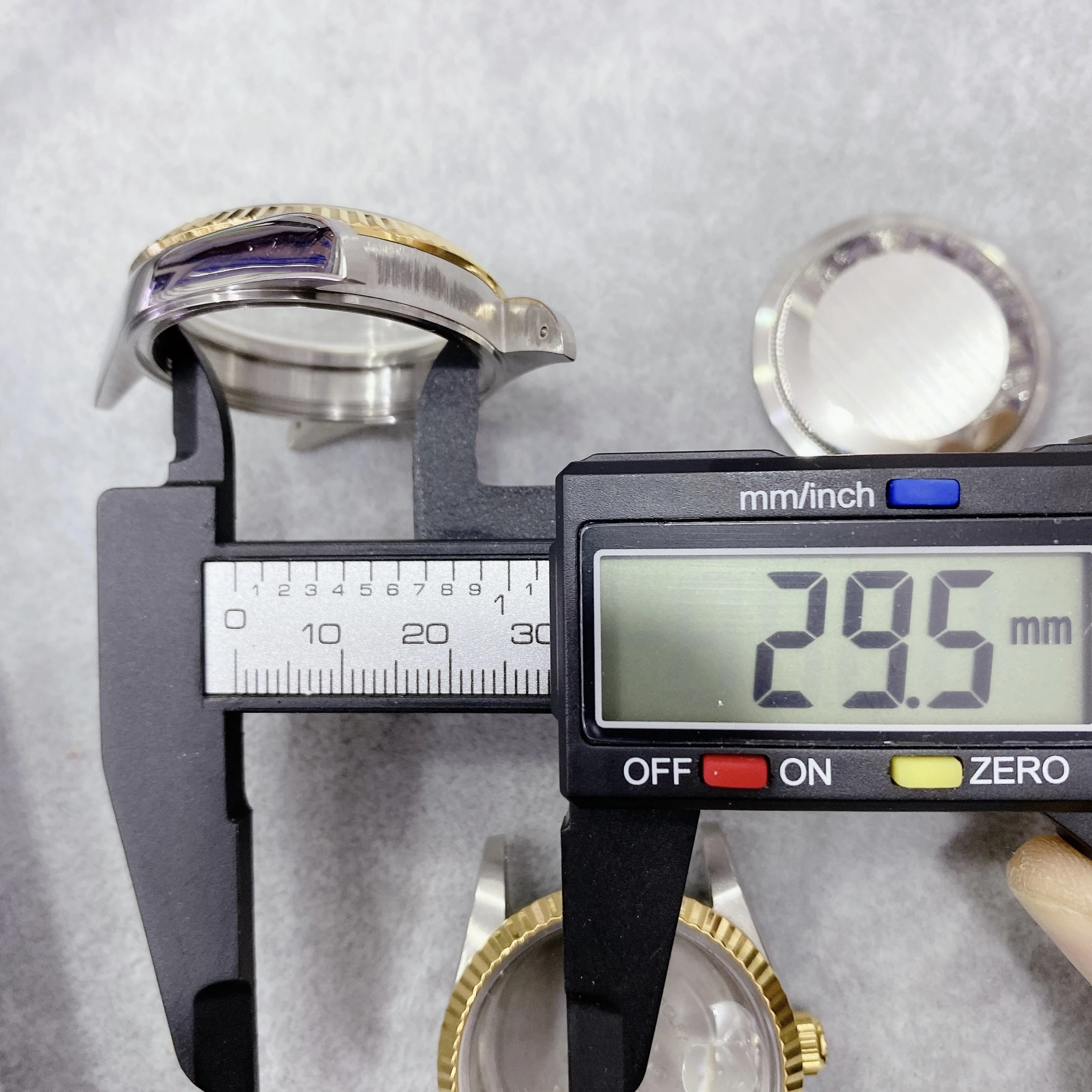 36 مللي متر 2824 ساعة حافظة الصلب الأسنان الحافة تاريخ صالح 2834 حركة الزجاج المعدني لا طوقا مقاوم للماء