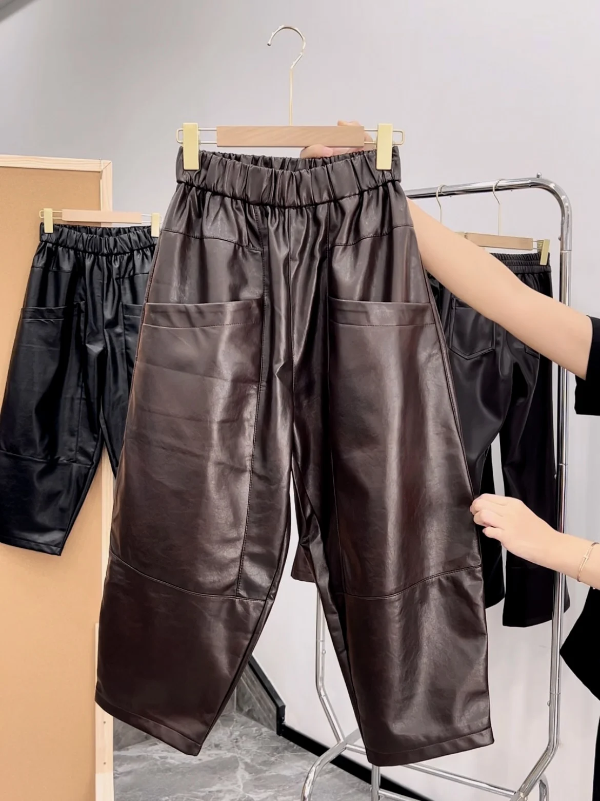 

Женские повседневные брюки с высокой талией и широкими штанинами, свободного кроя, на флисовой подкладке, из искусственной кожи, модные, в стиле 80-х