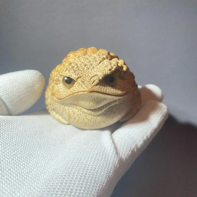 Purely handmade ten-year-old material engraving toad play handle