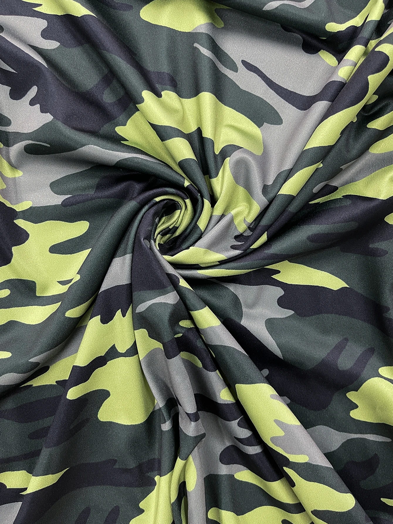 Plus-Size-Kleid mit Camouflage-Print, kurzen Ärmeln und V-Ausschnitt, selbstbindbare Taille, A-Linien-Sommerkleid mit Seitentaschen, Alltags- und Urlaubskleid – Detail 4