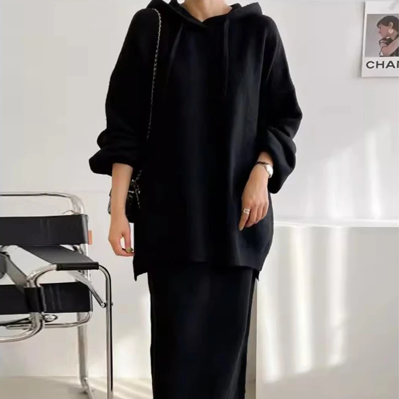 طقم أنيق للخريف والشتاء بأسلوب كلاسيكي كسول يتكون من هودي بأكمام طويلة وتنورة قصيرة محبوكة مع شق خلفي للنساء الشابات #5