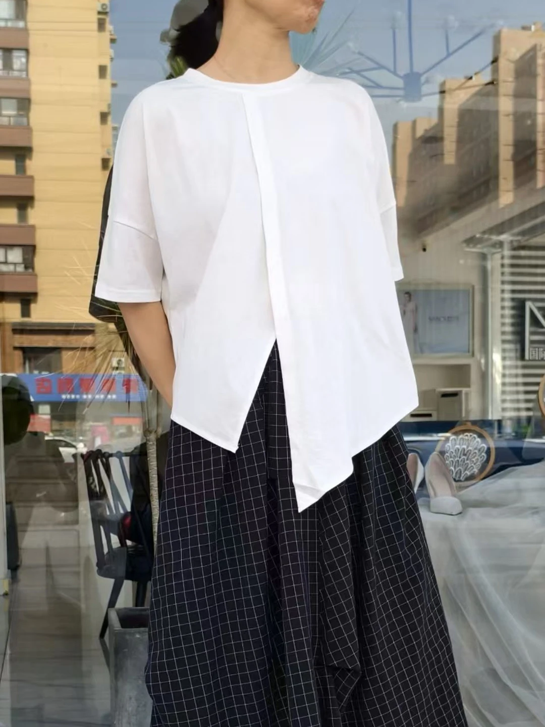 

Летняя новинка: модная женская хлопковая футболка с коротким рукавом, асимметричным разрезом, свободного кроя, в темном стиле, с круглым вырезом, визуально стройнящая фигуру.