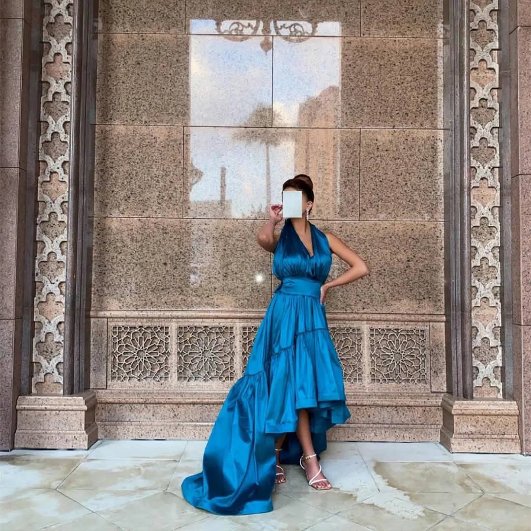 Sukienki wieczorowe z tafty w kolorze niebieskim, seksowne, szyte na miarę, o kroju litery A, z dekoltem typu halter, plisowane, z odkrytymi plecami, asymetryczne (high-low), eleganckie sukienki na przyjęcia dla kobiet.