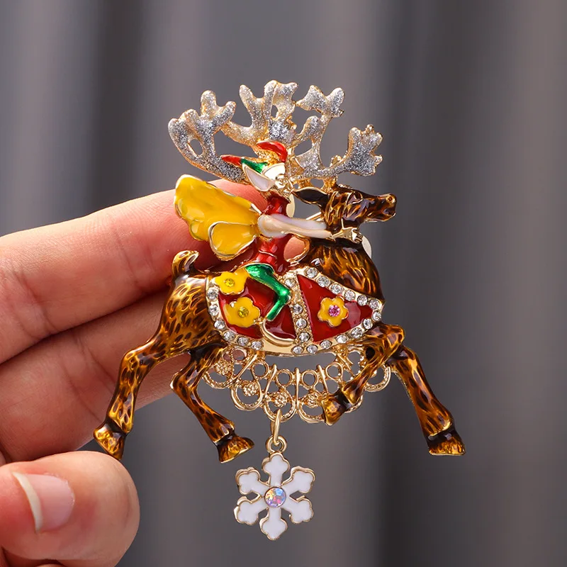 

Hot selling new Christmas reindeer brooch festive elements animal deer snowflake brooch chest flower accessories