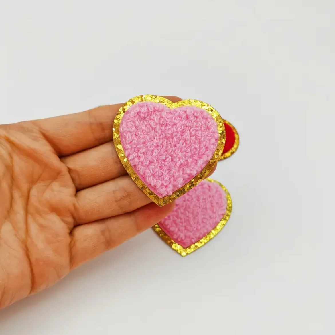 5 Stück/Set 5cm Herz-Chenille-Aufnäher mit Goldrand, bestickte Aufnäher zum Aufbügeln für DIY-Nähprojekte, Applikationen und Kleidungszubehör – Detail 5