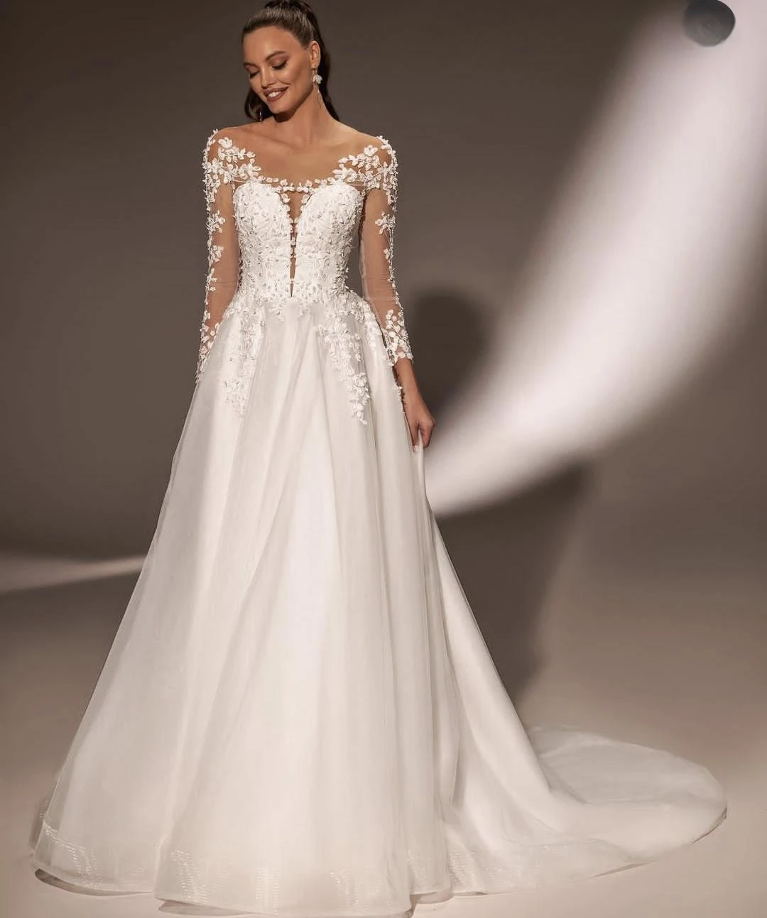 

Stunning A-Line Wedding Dress Long Sleeve Lace Appliques Tulle Organza Bridal Gowns Floor Length Bridal Gowns Stunning 2024