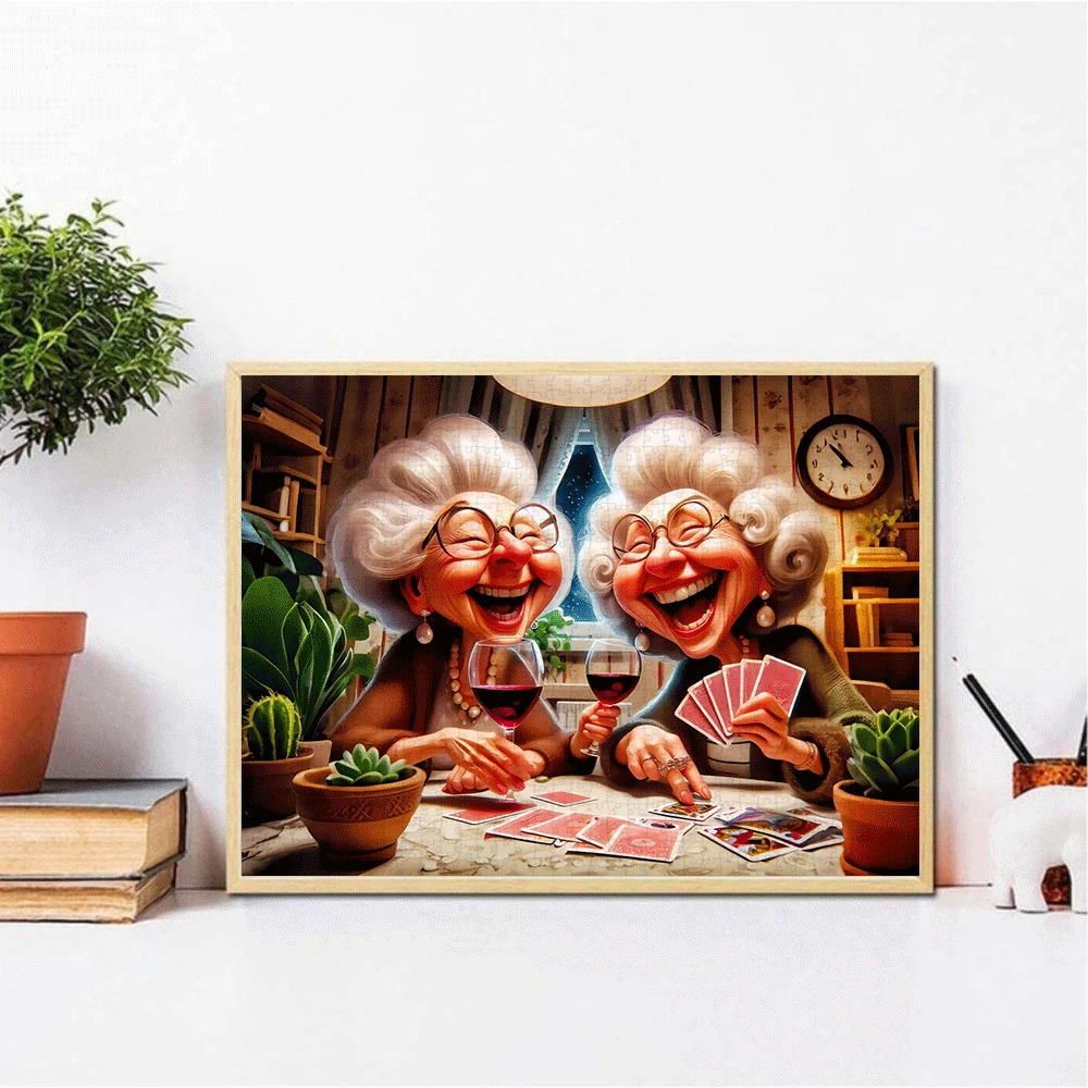 [만화 직소 퍼즐] 1000피스 대형 직소 퍼즐 - 만화 스타일 |   카드를 놀고 있는 노인 여성과 와인, 가족 상호작용 G