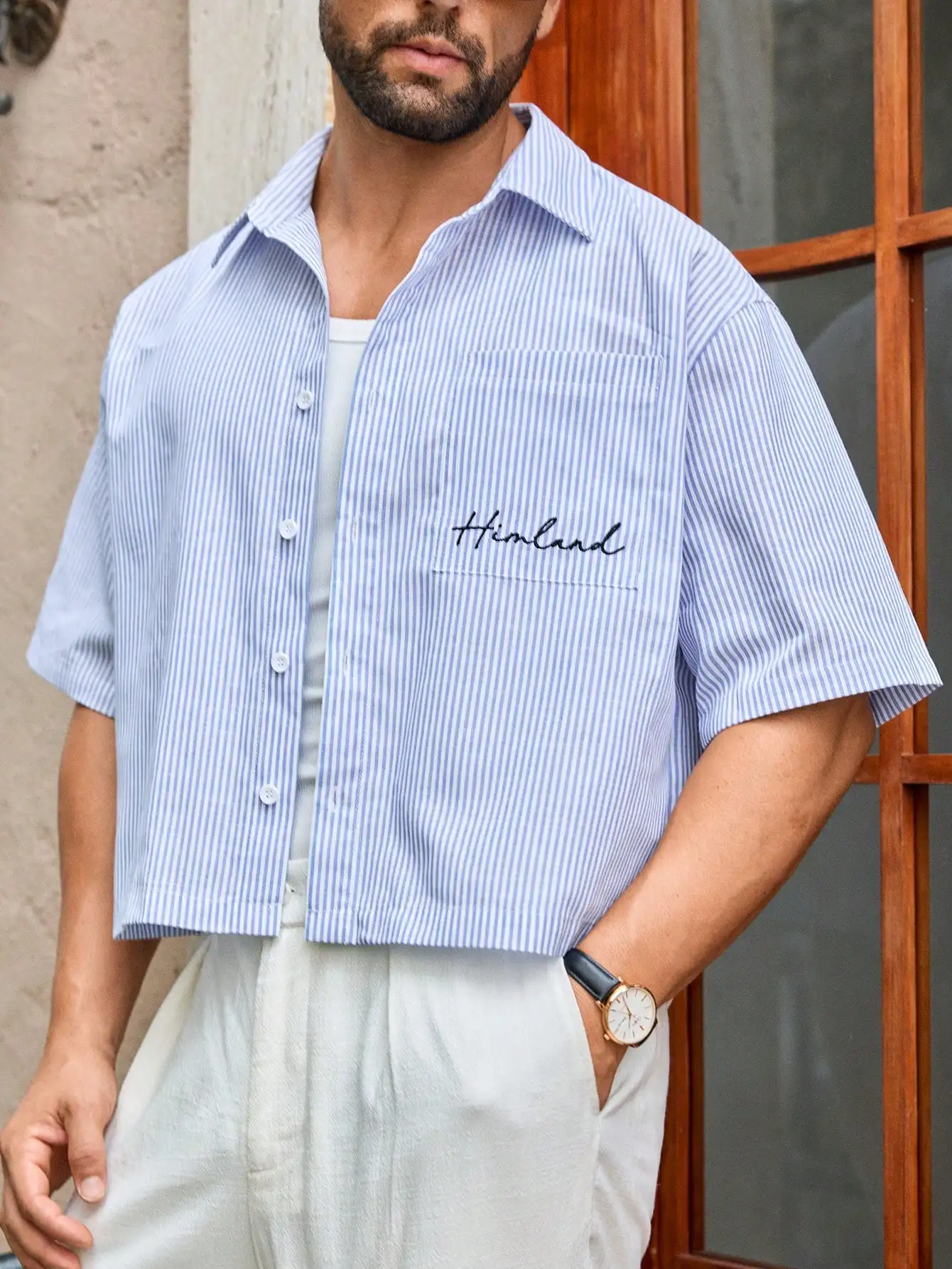 

Мужская синяя полосатая укороченная рубашка на пуговицах с вышитым карманом