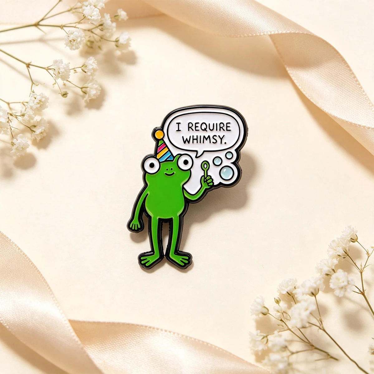 Niedliche Partyhut-Frosch-Emaille-Anstecknadel „Ich brauche Fantasie“ Brosche Reversnadel Abzeichen für Rucksack Kleidung Accessoires Lustiger Schmuck Geschenke – Detail 4