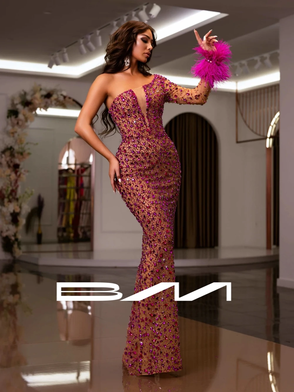 

Fuchsia One Sleeve Luxury Stones Evening Dress Intricate Feathers Bodycon Fit Cocktail Gown Customized Sexy Women Prom Wear