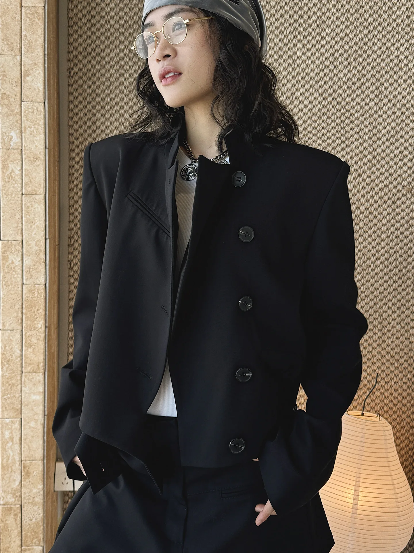 

Spring and summer new Parisian niche design stand collar slanted placket short suit staggered splicing hem jacket for women