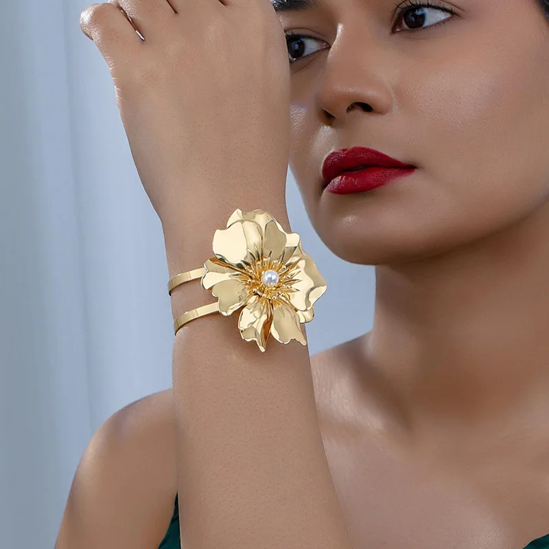 

Metal Flower Bracelet for Women Simple Fashion Hand Jewelry Hot Sale Party Gift 2025 New Style
