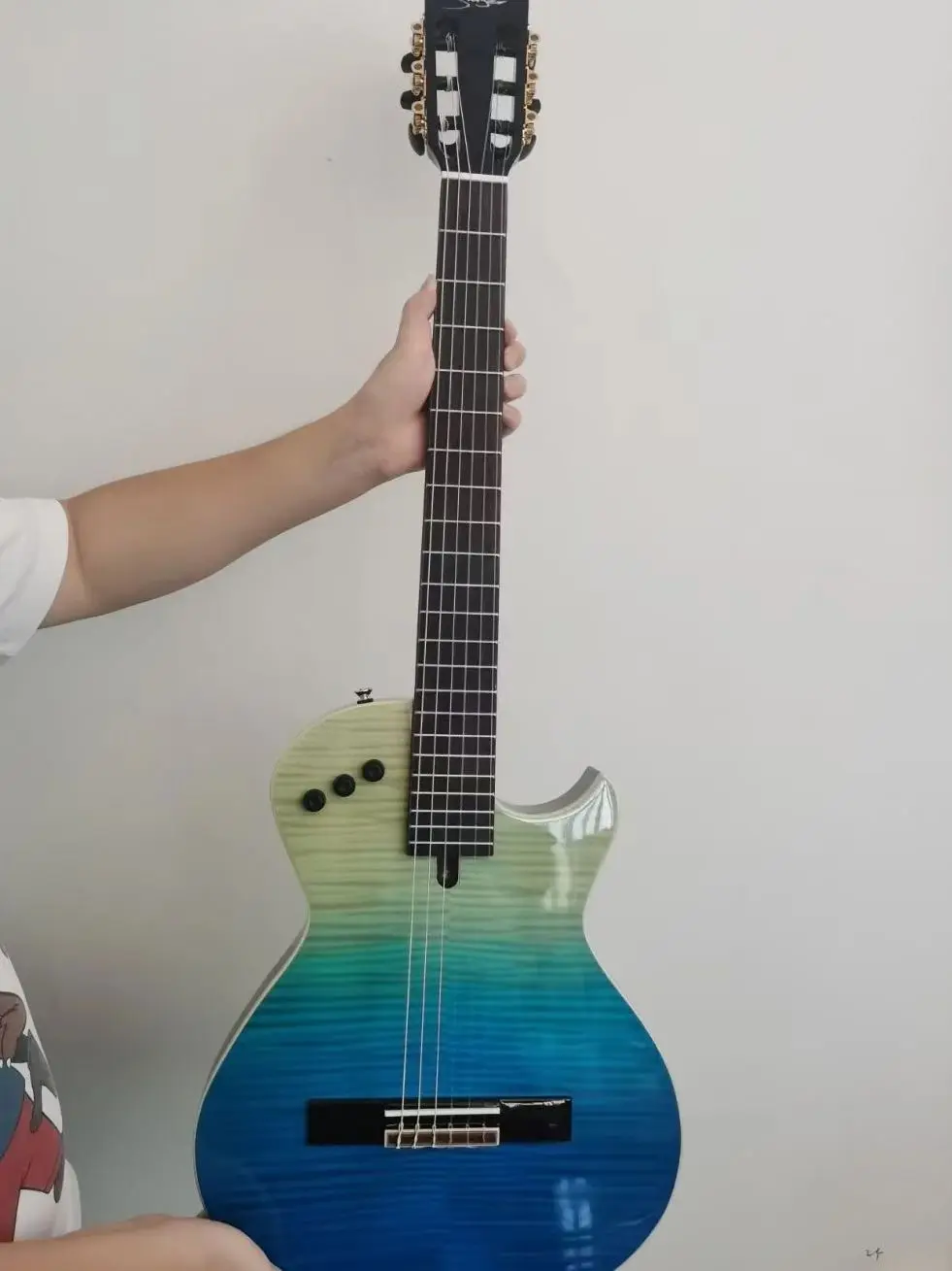 جيتار كلاسيكي كهربائي عالي الجودة لامع مكون من 6 أوتار جيتار كلاسيكي بقشرة خشب القيقب لهب جميل #1