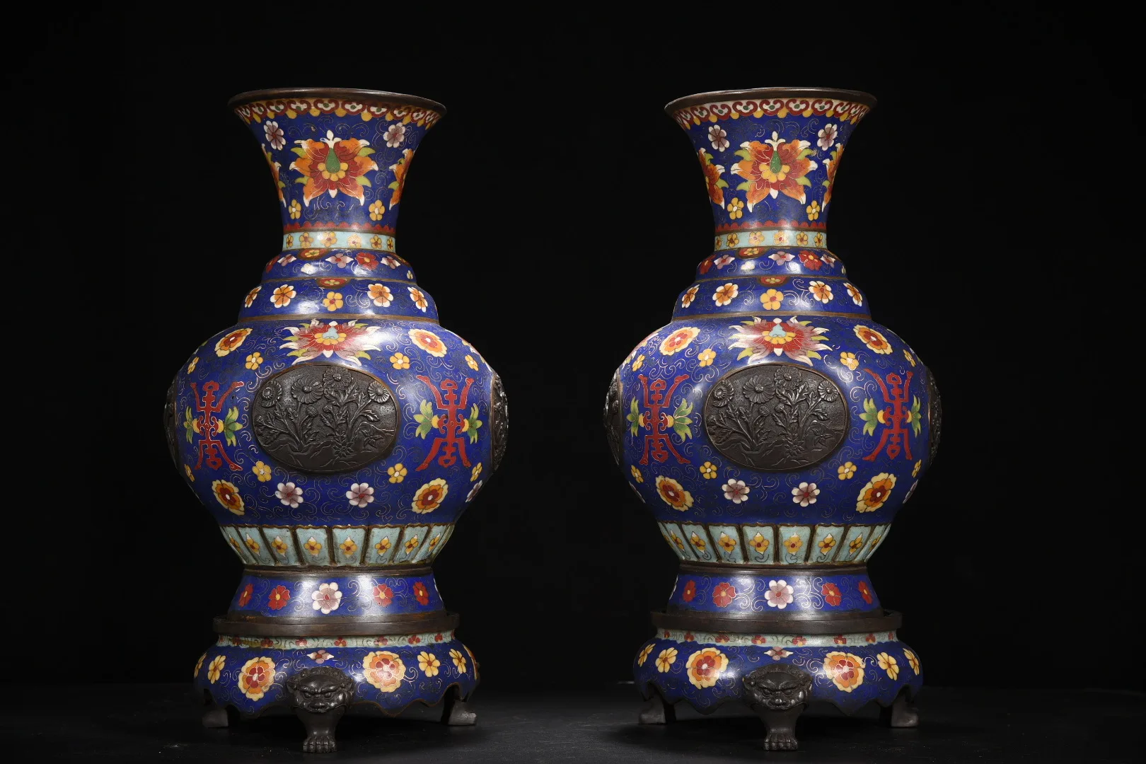 

Old Bronze Cloisonne Enamel Flower Texture Longevity Bottle Beast Head Tripod Base Vase Ornaments
