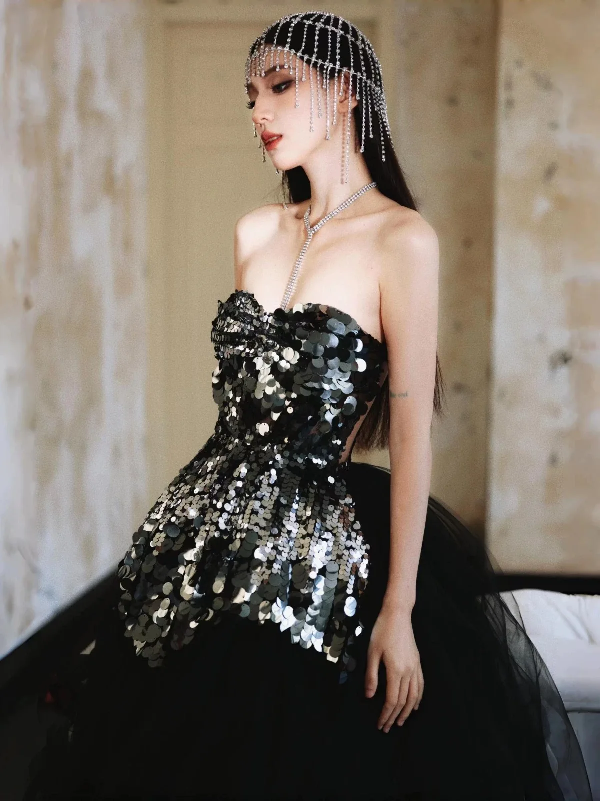 

Черные коктейльные платья Тюлевая юбка-пузырь Блестящие пайетки без бретелек с открытой спиной Церемония Юбилей Женские концертные вечерние платья Новинка