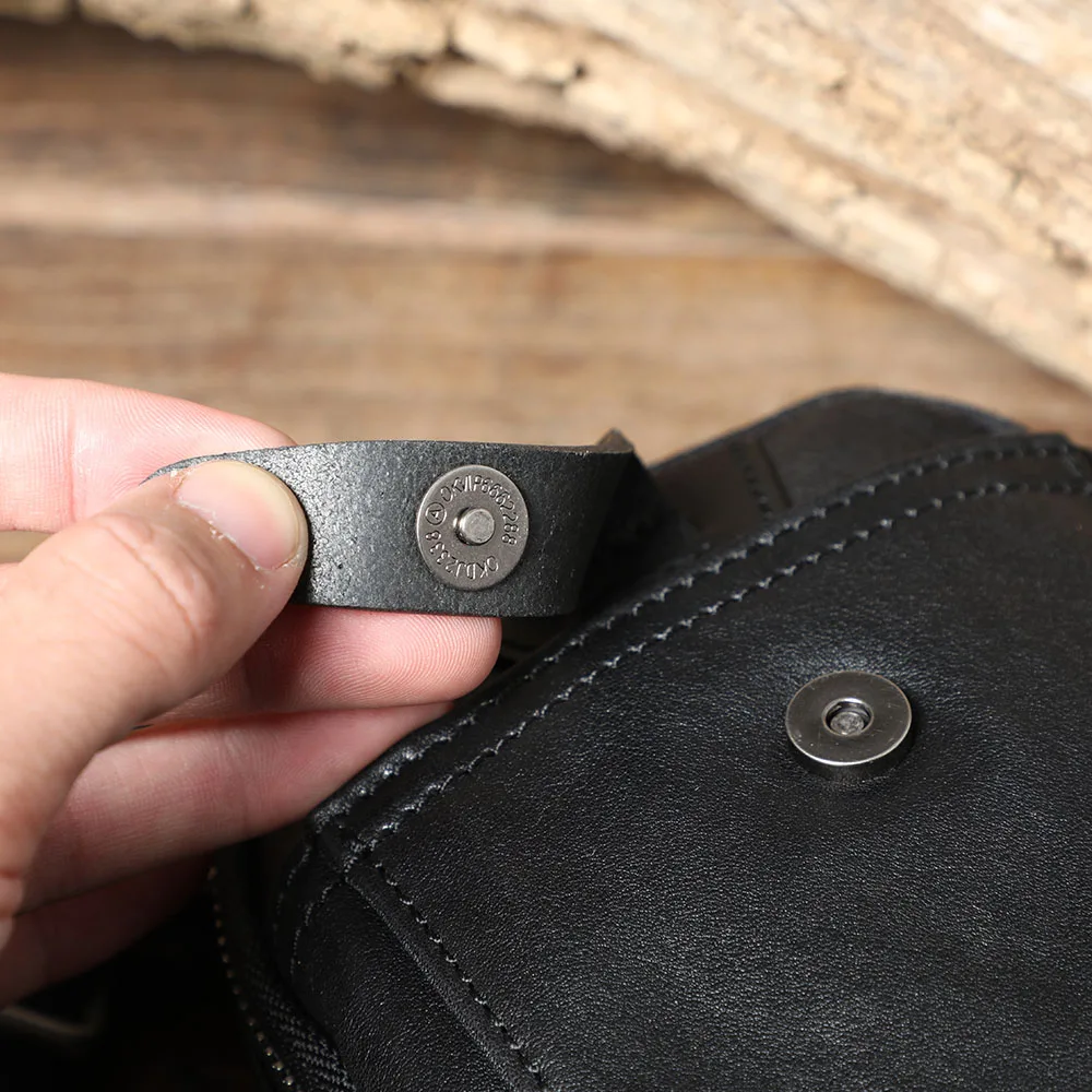 S.WORKER Mini-Umhängetasche aus Vollnarbenleder für Herren, Echtleder-Mode-Umhängetasche für Handy und Schlüssel – Detail 13
