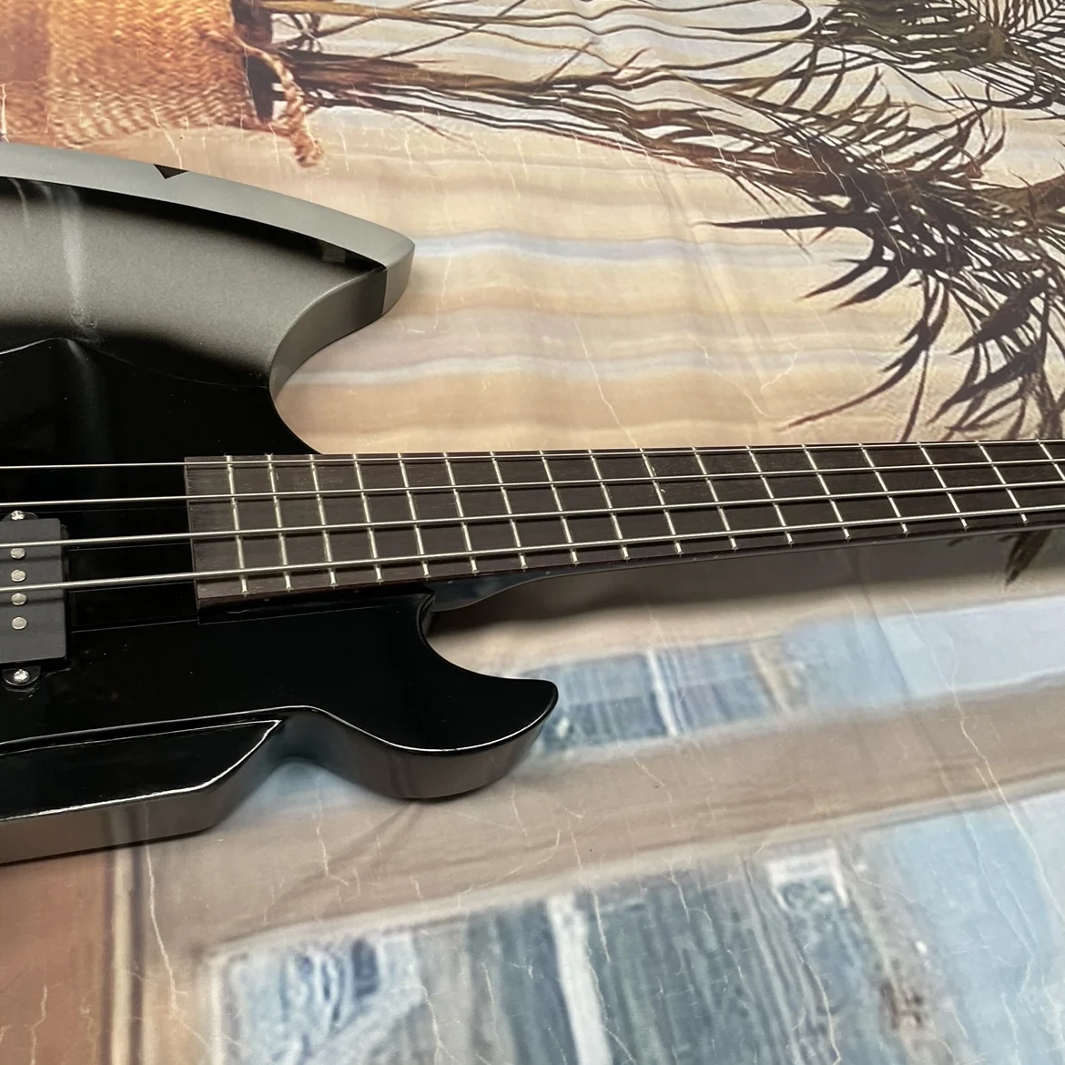Zdjęcie 4: 4-strunowa gitara basowa elektryczna dla leworęcznych, z mahoniowym korpusem i srebrnym osprzętem, trwała i łatwa do gry gitara.