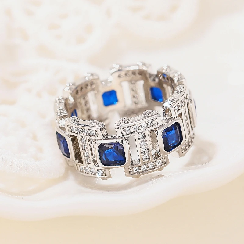 Huitan Temperament Blau Zirkonia Frauen Ringe Luxus Silber Farbe Moderne Mode Weibliche Accessoires Täglichen Verschleiß Chic Schmuck